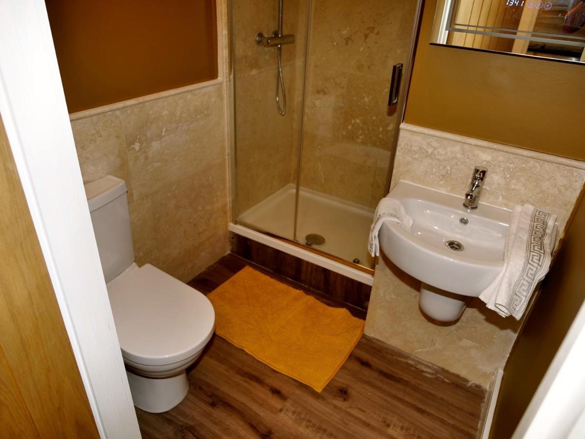 Ultra Deluxe Versace Apartment Near Sheffield Full Sky Tv Rotherham Exterior photo